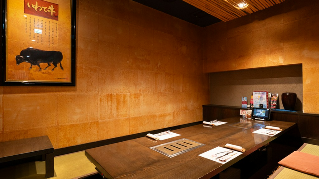 個室の掘りごたつ席で、温もり感じるくつろぎのひとときを