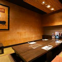 個室の掘りごたつ席で、温もり感じるくつろぎのひとときを