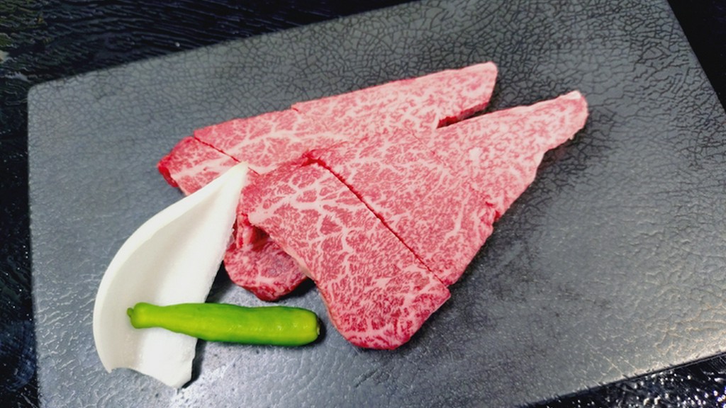 表面の香ばしさと内に宿るジューシーさが調和する『いわて牛シャトーブリアン』