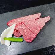 滑らかな食感と繊細な風味が際立つ部位です。きめ細かな肉質は、火を入れることでしっとりとした旨みを引き立てます。噛むたびに肉本来の豊かな風味が広がり、素材の持ち味を堪能できる一皿です。