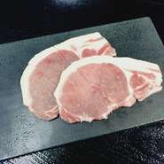 脂は程良く甘みがあり、肉質はしっかりしながらも口当たりが軽やか。豚肉の表面をカリッと焼き上げ、食感も楽しみます。一口ごとに豚肉本来の風味を感じられ、シンプルな調理でも大満足。