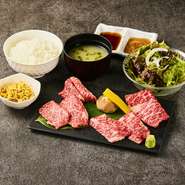 岩手が誇るブランド牛を贅沢に楽しめる内容です。4種類の部位を一度に味わえるため、それぞれの異なる風味や食感と出合えます。口の中で広がる肉の甘みや、ほどけていくような柔らかさも印象的。
