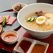 麺は喉越しが良く、スープとも適度に絡みます。牛骨をじっくりと煮込み、和だしを合わせたスープは、あっさりとしながらも奥行きのある味わい。器の中はゆで卵や胡瓜、リンゴが彩りを添え、とても涼しげです。