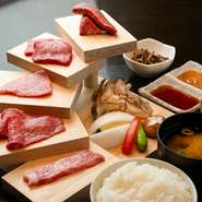 岩手県が誇る黒毛和牛・いわて牛は、きめ細やかな霜降りと豊かな旨みが特徴です。そのおいしさは全国の品評会でも高く評価され、多くの賞を受賞。生産者の丁寧な飼育と飼料へのこだわりが、質の高さを支えています。