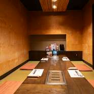 来店された方に思い出に残るひとときを提供し、再び訪れたいと思っていただけるように努める料理人。一皿一皿に手間をかけ、素材や盛付けはもちろん、その日の雰囲気に合わせた細やかな気配りも大切にしています。