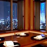 立ち居振る舞いがしやすいテーブル席の個室は、使い勝手が良いと評判です。仕事の会食や接待、両家の顔合わせなどにもオススメ。人数やシチュエーションに合わせて、個室へ案内してもらえます。