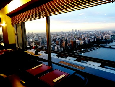 いつもの景色も胸が高鳴るようなご馳走となり、デートを楽しむ