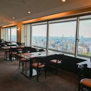 メインダイニングの席は、窓際に多く設けています。テーブル席は動かすことができるので、人数に合わせて移動可能。開放的な窓際で、ゆったりと食事の時間を楽しみましょう。