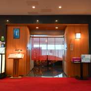 入店する前から感じられる、店の風格と美しい景色に心躍らされます。メインダイニングと個室に流れる凛とした空気。それぞれの席では、リラックスして歓談する人たちの姿を見ることができます。