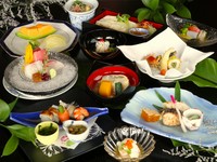 前菜からお食事まで、こだわりと技を惜しみなく表現。献立は毎日のように変わっていきます。