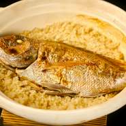 もちづきの鯛飯はずばり「味」が自慢。一度土鍋で披露し、食べやすくほぐして再度お持ちします。たいらげてしまうお客様も多いですが、余ったらお持ち帰り頂けますよ。