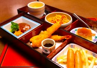 会席料理にも見栄え劣らない
美味しく楽しいお子様弁当です
ハンバーグ/海老フライ/茶碗蒸し/ウインナー/ナポリタン/ポテトフライ/水菓子/御飯/御味噌汁
食後にアイス付き