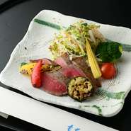 厳選した国産牛フィレ肉を、強火で焼き上げています。外側にしっかりと焼き目をつけることで、内側から肉の旨みを逃さないように。肉の中心まで火を通しつつも、レアで柔らかさが保たれています。