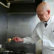 柔らかな物腰と笑顔で、一人一人を出迎える