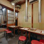 ゆったりくつろげるお店だから、友人同士でのカジュアルな宴会にもオススメ。七輪で赤く燃える炭火を囲んで、気の合う仲間とわいわい楽しむ時間は、記憶に残る体験となること間違いなしです。