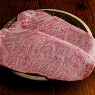 牛の腰の上部の肉にあたる『サーロイン』は、A5ランク和牛のものを薄切りにして提供。さっと炙ってややレアに、焼きしゃぶ感覚で楽しむのがオススメです。ニンニクを効かせた特製ダレをつけてどうぞ。