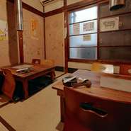 2階建ての木造古民家を改装した、レトロでアットホームな雰囲気の店内には、足を伸ばしてくつろげる座敷席もあり。まるで自宅にいるかのような気分で、のんびりとリラックスタイムを過ごすことができます。
