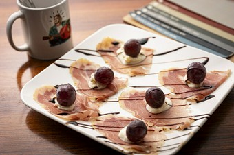 季節のフルーツとクリームチーズと生ハム