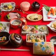 全国の旬食材を吟味し、五感に響く本格和食を懐石仕立てで提供。伝統的な日本料理を軸としながら、フレンチのアレンジをきかせた皿や和牛料理を盛り込むなど、現代的なセンスが光るコース料理を満喫できます。