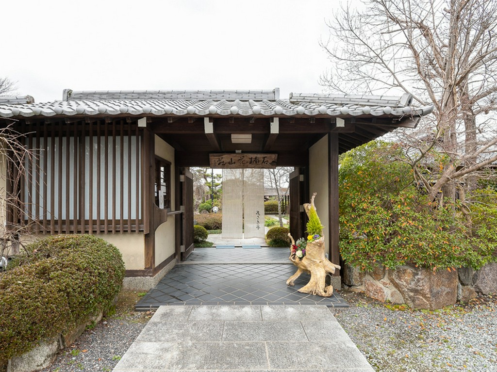 シャクナゲが見事な庭園に癒されながら、季節の味覚を堪能