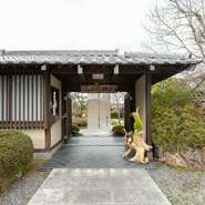 飛鳥時代から数々の歴史の舞台となった太子町にあり、五千坪もの広大な敷地に、日本庭園に囲まれた店舗が佇みます。春はシャクナゲ、夏は鮮やかな緑、秋は紅葉が美しく、冬の静寂も雅やか。庭園の散策も楽しめます。
