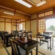 地元の方々はもとより、周辺地域のゲストにも評判の店。夫婦や家族の記念日、お祝い事、法事、親睦会など、多彩なシーンに向く大小の個室や広間が揃います。お座敷テーブル席もあり、幅広い年代の方が楽々快適。