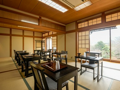 個室は2名様から利用OK。最大40名様が集える大広間も用意