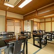 最大40名様が集える大広間をはじめ、大勢でゆったり食事を楽しめる空間が充実。最寄駅からの送迎もあり、各種宴会や会社行事などに頼りになります。不定休のスタイルで、希望日時に柔軟に対応してくれるのも◎。
