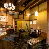 広大な庭園に囲まれた日本料理店での食事をいっそう楽しめるよう、週末には「紙芝居」上演のイベントを開催。伝統的な本格和食とともに、古き良き日本の文化にも親しめます（詳細は予約時に確認を）。