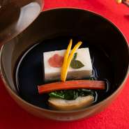 日本料理の“花”である『お椀』の季節ごとの趣向も評判。旬の味覚を丁寧にひいた出汁と合わせ、季節の彩りと香りをまとわせて供します。写真は冬季の一例。