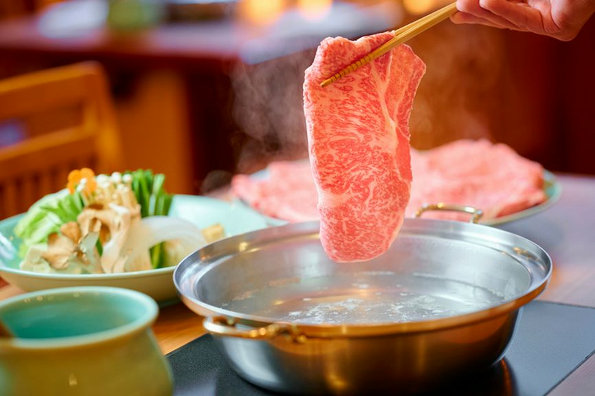 牛肉の深い味わいと、胡麻だれの旨味やコクを満喫する『黒毛和牛しゃぶしゃぶ』