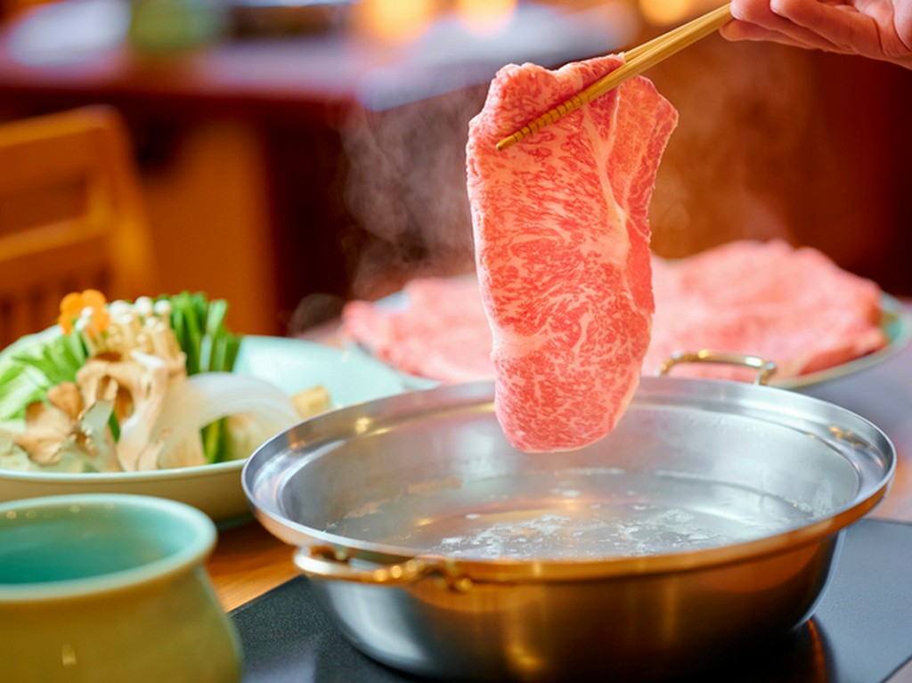 牛肉の深い味わいと、胡麻だれの旨味やコクを満喫する『黒毛和牛しゃぶしゃぶ』