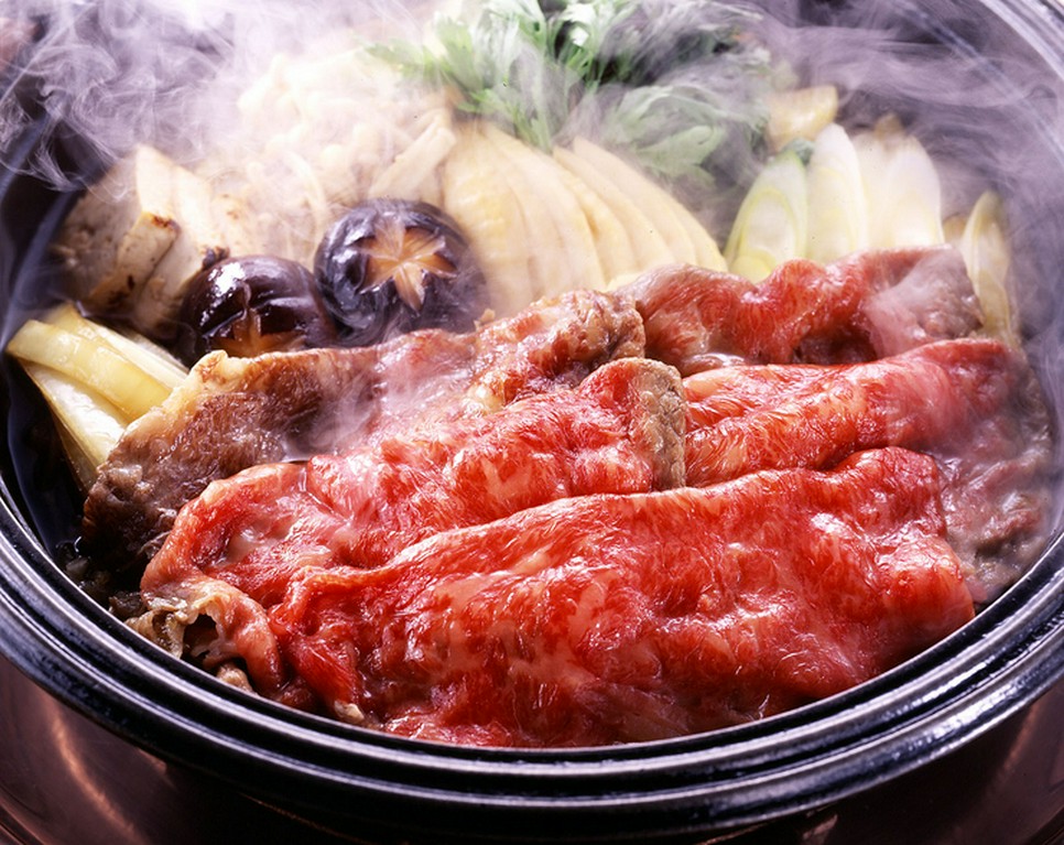 割り下の豊かな風味とコク、牛肉の旨味に箸がするする進んでいく『黒毛和牛すき焼き』