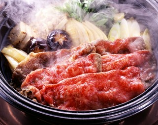 割り下の豊かな風味とコク、牛肉の旨味に箸がするする進んでいく『黒毛和牛すき焼き』