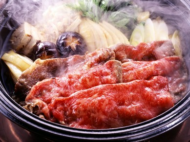 割り下の豊かな風味とコク、牛肉の旨味に箸がするする進んでいく『黒毛和牛すき焼き』