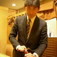 山本　正広 氏（ヤマモト　マサヒロ）
専門ジャンル：サービス
経験年数：30年

1971年、三重県生まれ。人を喜ばせるような仕事に就きたいと飲食業界を選択。現在の会社に入社し、東北から関西までの【しゃぶ禅】系列店を巡っていく。2022年3月から【しゃぶ禅　川崎店】に異動。忙しくもやりがいに満ちた日々を送っている。