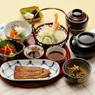 本格鰻料理と四季折々の日本料理が楽しめるコースをご用意。ご宴会や接待、特別な日のお食事など、幅広いシーンでご利用ください◎コースは昼・夜利用可。会席料理は土日祝のみ、事前予約制で承っております。