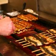 江戸時代から続く東京竹葉亭は、伝統的な焼き技術と時間をかけて作り上げる秘伝のタレで仕上げます。