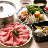 緑茶（滋賀県朝宮茶使用）に含まれるタンニンが胃もたれを抑え、また緑茶が肉の脂を落としてくれるため、肉の旨みを感じながらもさっぱりとしています。自家製のポン酢とごまだれでご賞味ください。