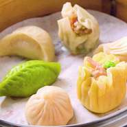 厳選した肉や野菜を入荷し、味付けが変わらないよう醤油や塩などの調味料も、常に同じ物を使用しています。また、料理は一人前を丁寧につくる徹底したこだわりで、変わらぬおいしさを提供しています。
