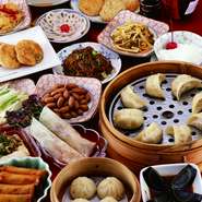 最大36名迄着席できる見通しの良い店内は、ご家族での会食や女子会など、さまざまなシーンに利用可能です。人気の『飲茶コース』は、2,500円で前菜から小籠包、ニラ饅頭、スープなど10品以上がつくお得なコース。