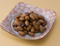 生のピーナッツを香料と水で煮たもの。お酒の良い肴です。　