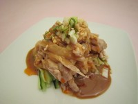 柔らかい蒸し鶏に白葱をたっぷりかけた、塩味のきいた一品。