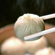 上海点心の王様ともいえる、ジューシーな『小籠包』。口に含んだとたんに溢れ出るたっぷりの肉汁は、吟味を重ねた肉のエキスそのものです。訪れたらぜひ味わいたいお店自慢の逸品。