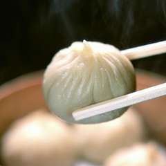 本場の味わいを存分に。熱々ジューシー！『小籠包』　四個