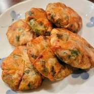 ニラ、椎茸、キャベツと豚肉ミンチの調和が絶妙な、焼きニラ饅頭です。ニラのシャキシャキ感、皮のパリパリ感、そしてジューシーな旨みを楽しんで。