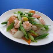 新鮮な海老と緑のアスパラ、見た目も味バッチリです