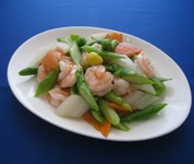 新鮮な海老と緑のアスパラ、見た目も味バッチリです