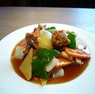 ジューシーな揚げ豚肉を香り豊かな一品に仕上げました。