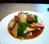 ジューシーな揚げ豚肉を香り豊かな一品に仕上げました。